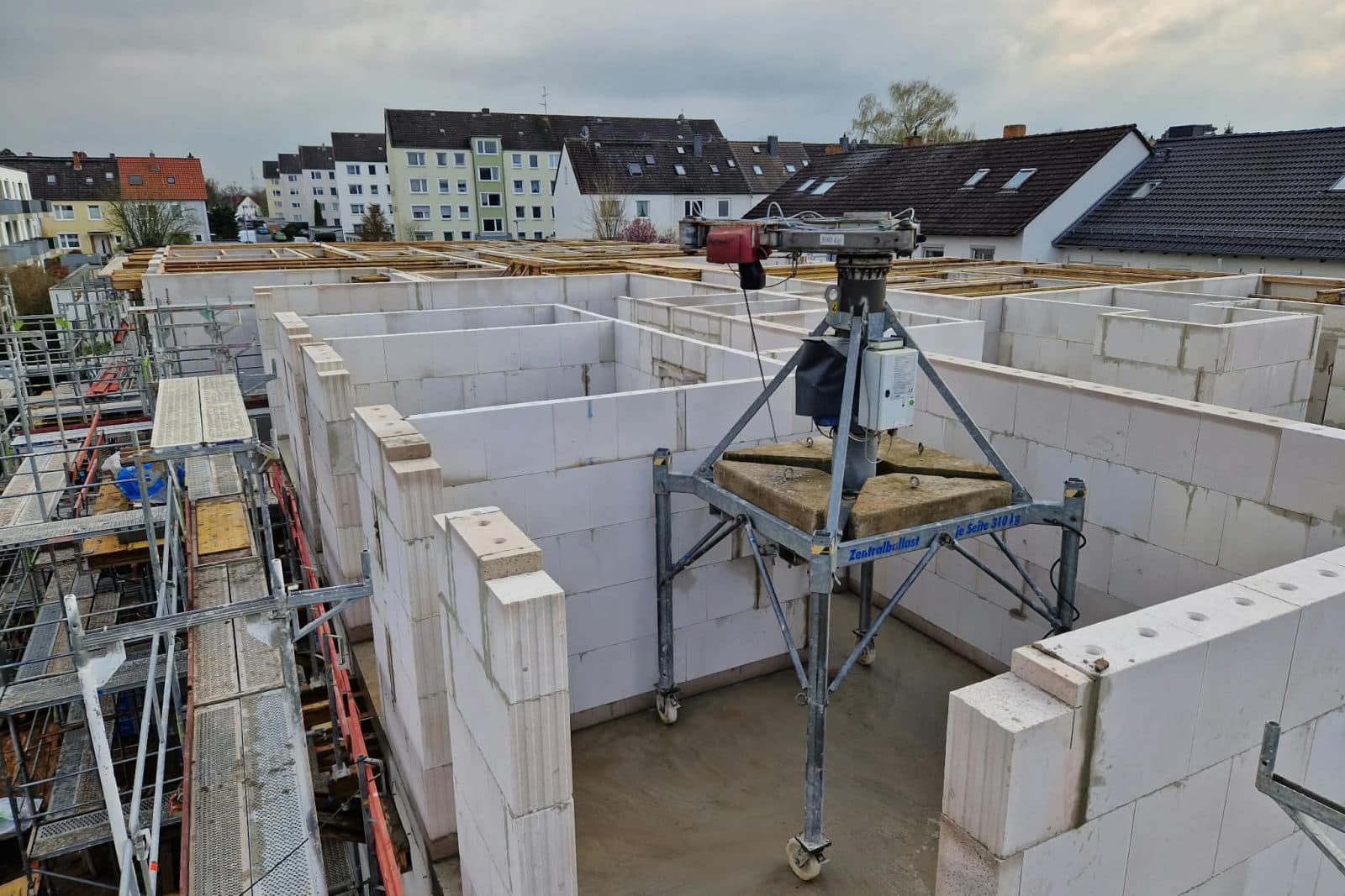Kalksandstein-Innenwände eines Mehrfamilienhauses, gemauert mit einem Versetzgerät, ringsum das Gerüst